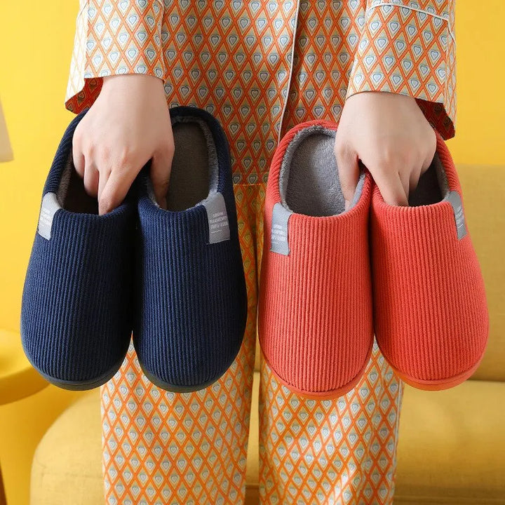 Pantoufles en peluche ultra douces, fourrées pour un confort hivernal optimal à l'intérieur.