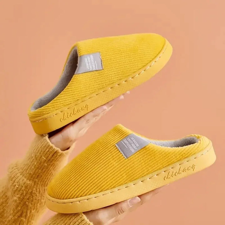 Pantoufles chaudes d'hiver, fourrées en peluche, parfaites pour le cocooning à la maison.