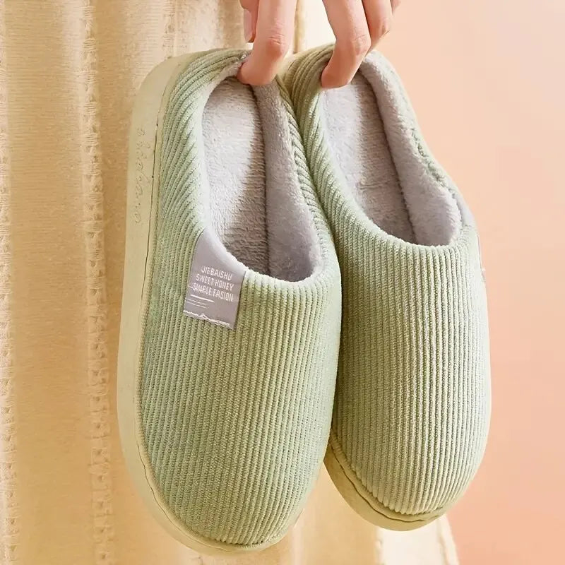 Pantoufles confortables et douces pour femme et homme, avec doublure fourrée pour l'intérieur.