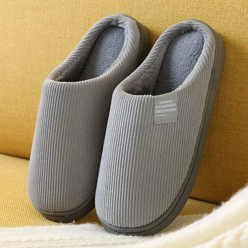 Profitez du confort hivernal avec ces pantoufles douces et chaudes, idéales pour le cocooning intérieur.