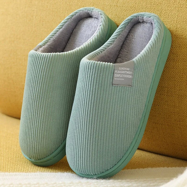 Pantoufles d'intérieur fourrées en peluche, conçues pour la chaleur et le confort hivernal.