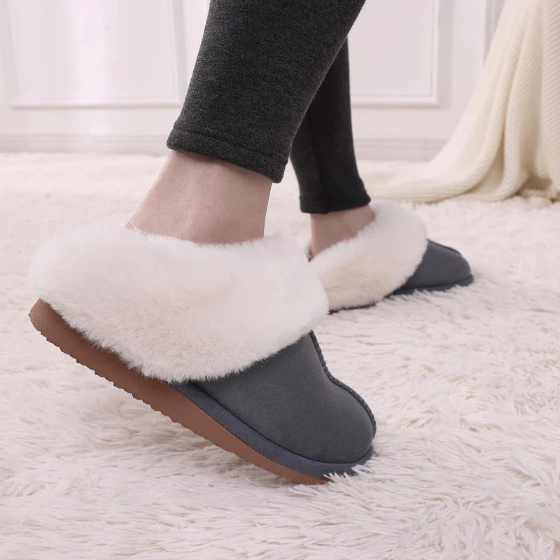 Pantoufles antidérapantes en fourrure pour le salon, idéales pour la détente et la chaleur en hiver.