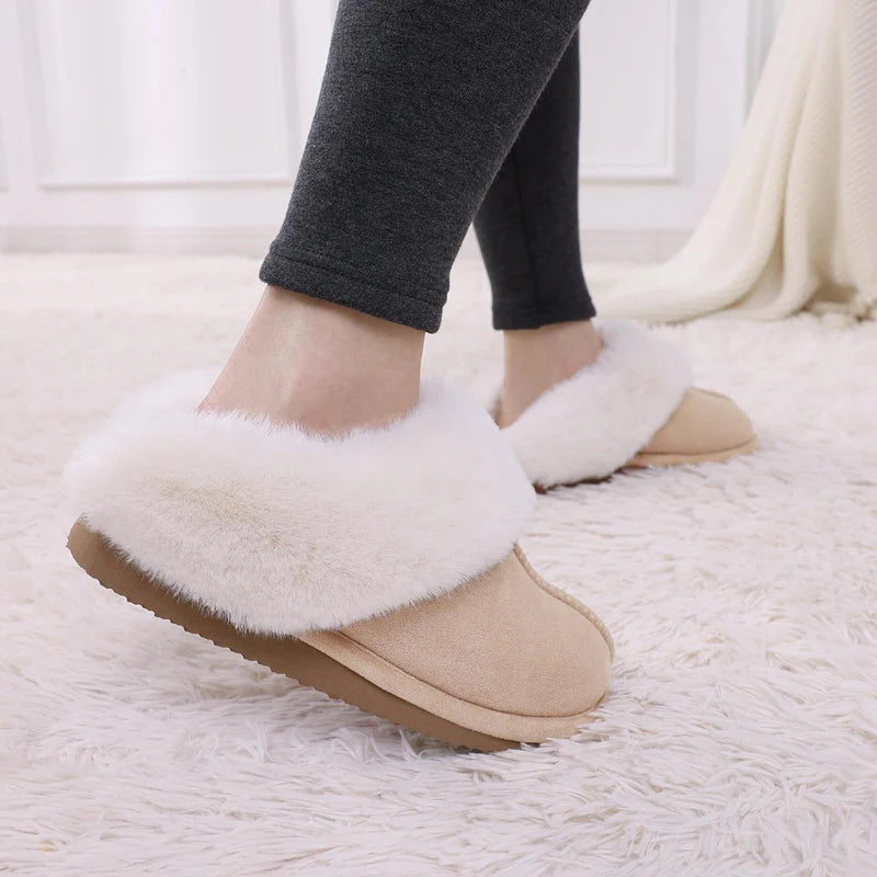 Pantoufles fourrées pour femme, design Boston élégant et confort douillet pour les soirées d'hiver.