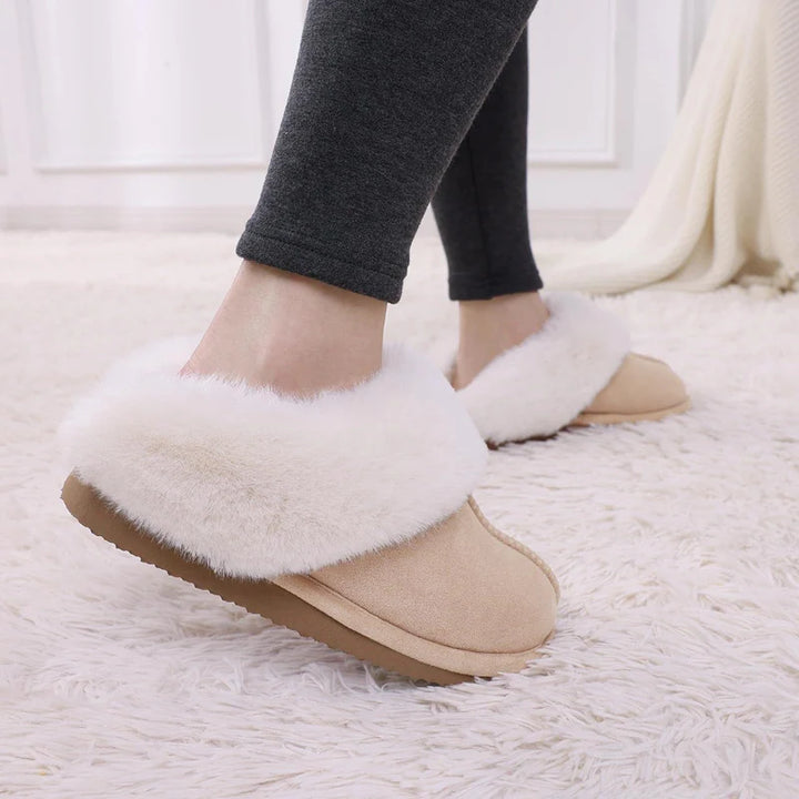 Pantoufles fourrées pour femme, design Boston élégant et confort douillet pour les soirées d'hiver.