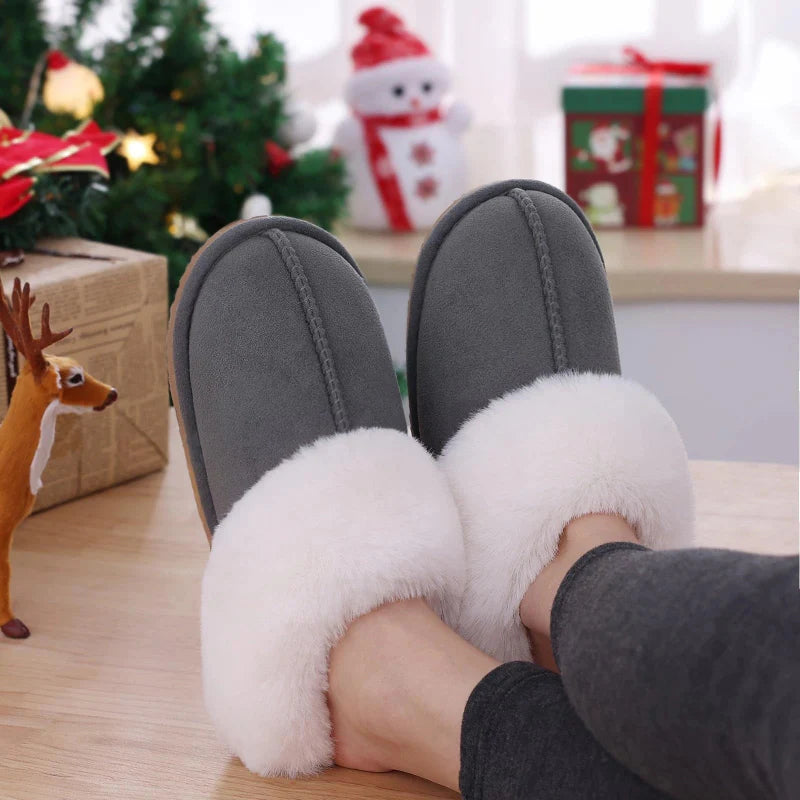 Vue de dessus des pantoufles d'hiver en fourrure, montrant leur design enveloppant et leur chaleur invitante.