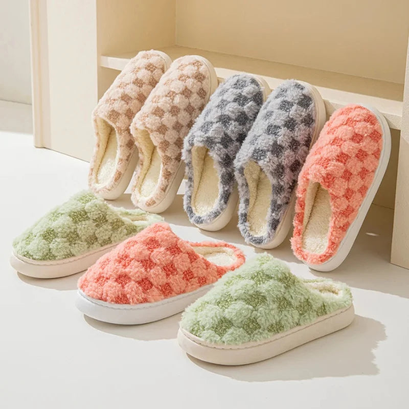 Chaussons d'intérieur chauds en coton. Antidérapants, confortables, parfaits pour les mois d'hiver.