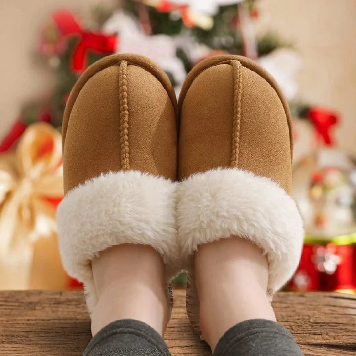 Chaussons moelleux unisexe en suédine, idéals pour le confort hivernal à la maison.