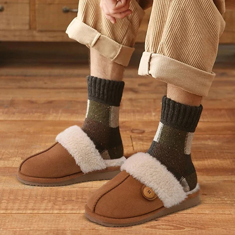 Pantoufles chaudes en peluche pour hommes et femmes, idéales pour garder les pieds au chaud en hiver.