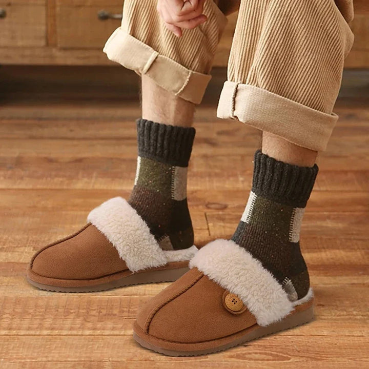 Pantoufles chaudes en peluche pour hommes et femmes, idéales pour garder les pieds au chaud en hiver.