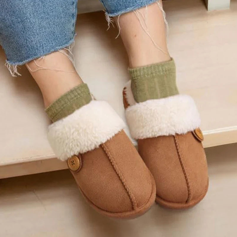 Chaussons douillets et confortables en peluche, parfaits pour la détente et la chaleur hivernale.