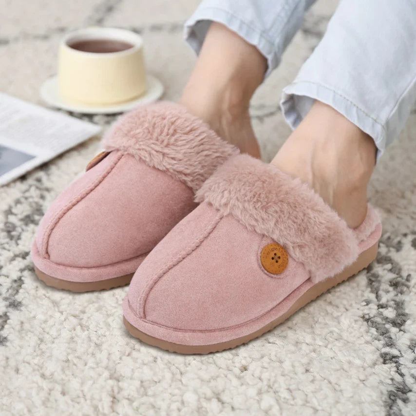Pantoufles ultra douces en peluche, apportant un confort suprême et une chaleur douillette aux pieds.