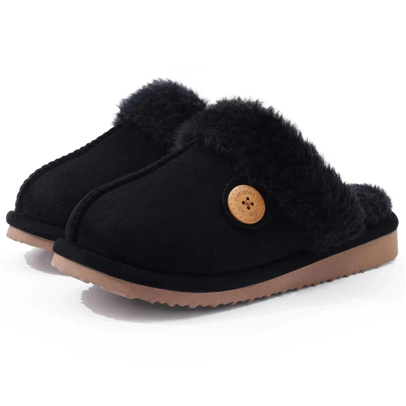 Chaussons de maison en peluche, doux, chauds et confortables, parfaits pour les soirées d'hiver.