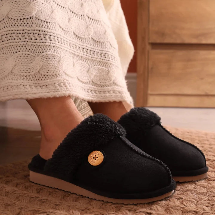 Paire de pantoufles d'hiver unisexe, en peluche douce et chaude pour un confort optimal à la maison.