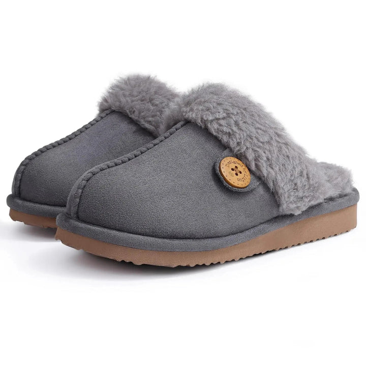 Vue détaillée des pantoufles d'hiver en peluche, semelle antidérapante et doublure intérieure douce.