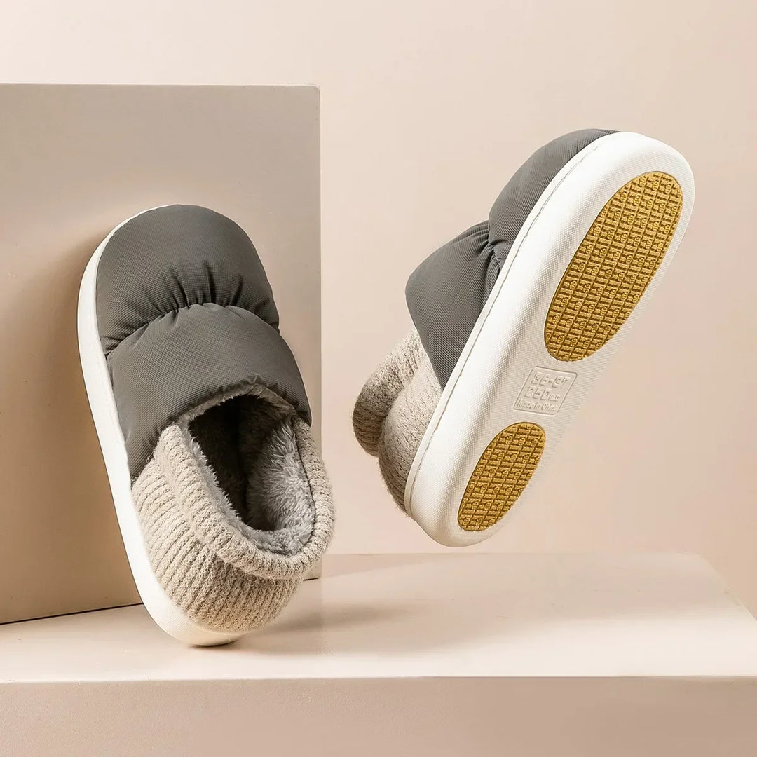 Chaussons d'intérieur en peluche ultra-douce pour l'hiver, gardant les pieds au chaud et confortables.