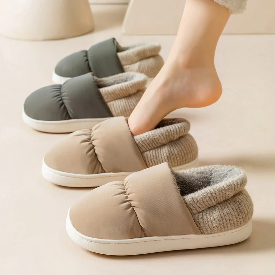 Pantoufles chaudes et douillettes en peluche pour l'hiver, offrant un confort unisexe optimal à la maison.