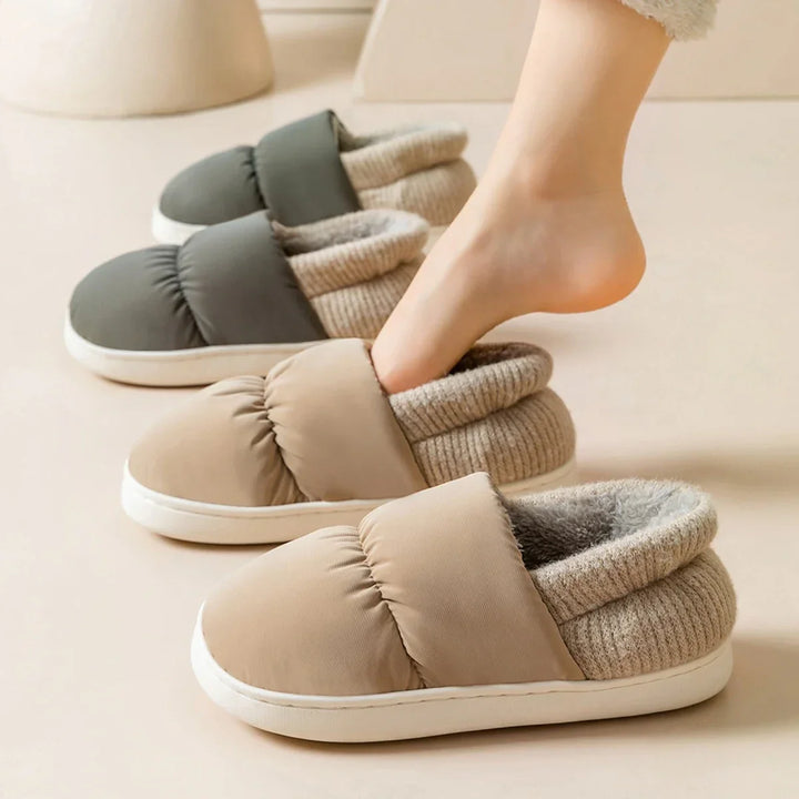 Pantoufles chaudes et douillettes en peluche pour l'hiver, offrant un confort unisexe optimal à la maison.