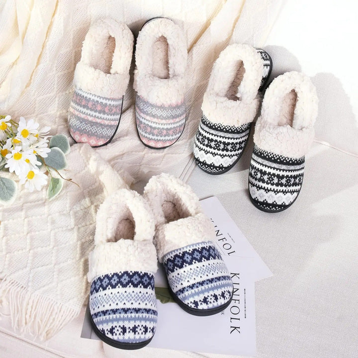 Détail des pantoufles d'hiver en tricot texturé et intérieur pelucheux pour un confort maximal.