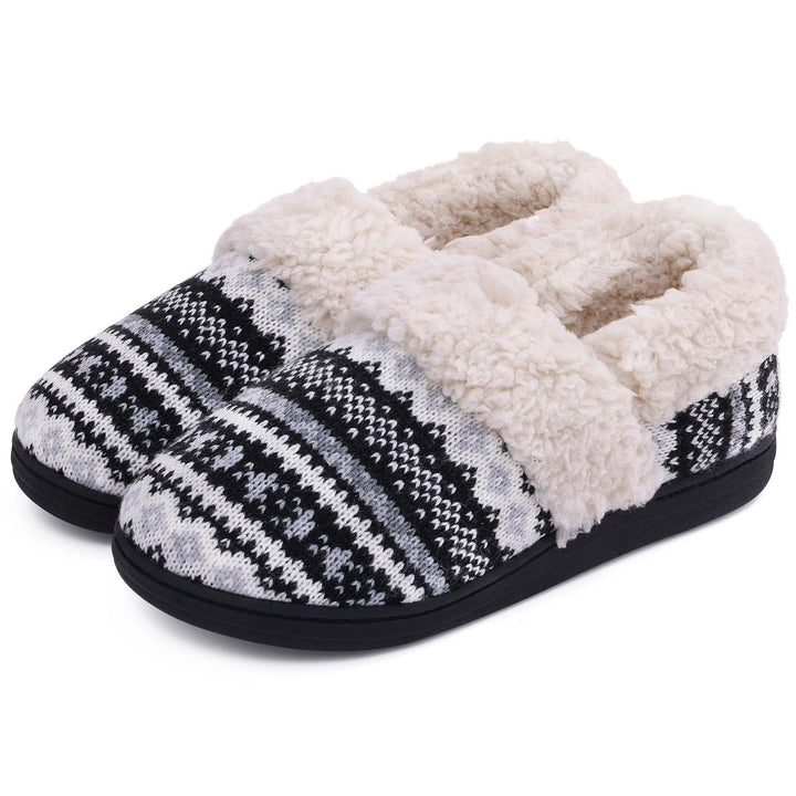 Chaussons d'hiver confortables en tricot et peluche, conçus pour la détente intérieure.