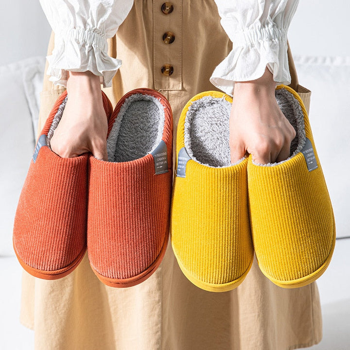 Paire de chaussons d'hiver en coton, douces et antidérapantes, offrant un confort suprême à la maison.
