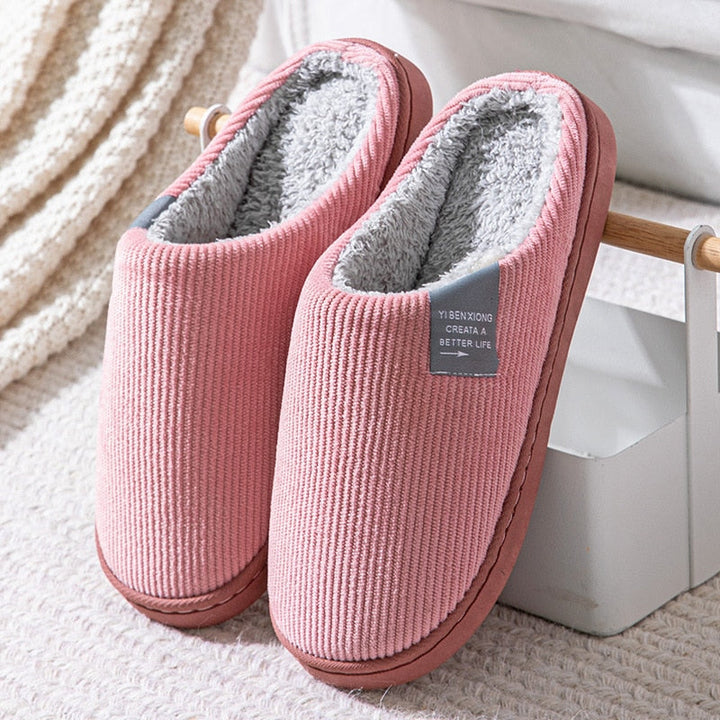 Détail d'une pantoufle d'hiver en coton doux, texture confortable et chaleureuse pour les soirées maison.