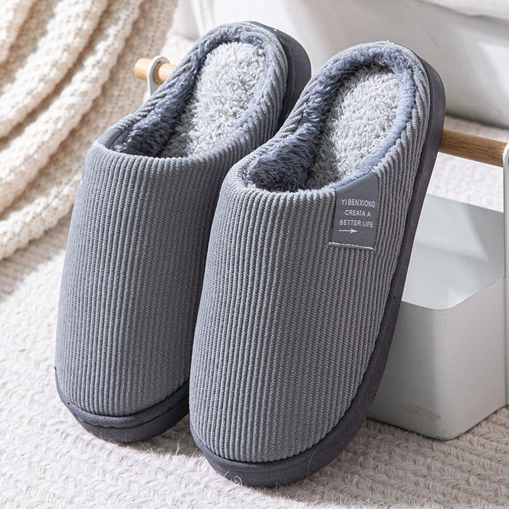 Chaussons d'intérieur chauds et antidérapants en coton pour femme, idéaux pour le confort hivernal à la maison.