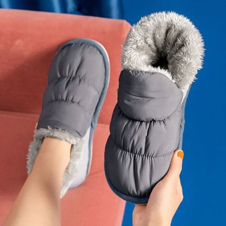 Paire de pantoufles d'hiver en peluche unisexe, conçues pour apporter chaleur et confort à la maison.