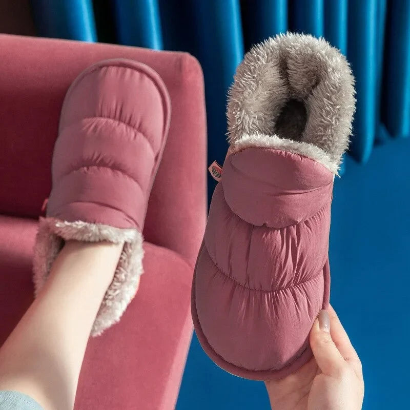 Pantoufles d'hiver en peluche douces, gardant les pieds bien au chaud et confortables à la maison.