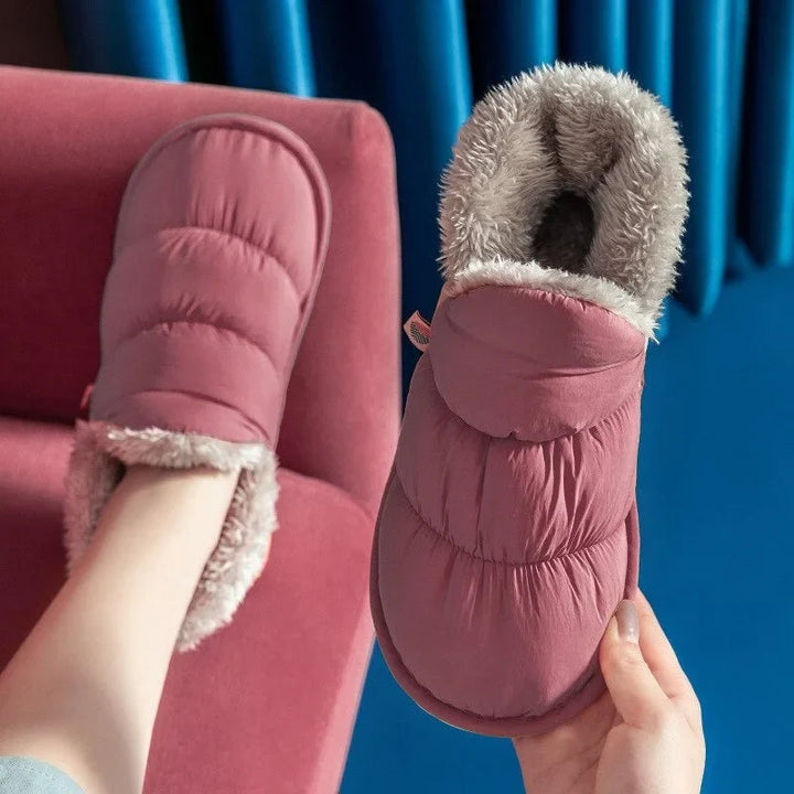 Pantoufles d'hiver en peluche douces, gardant les pieds bien au chaud et confortables à la maison.