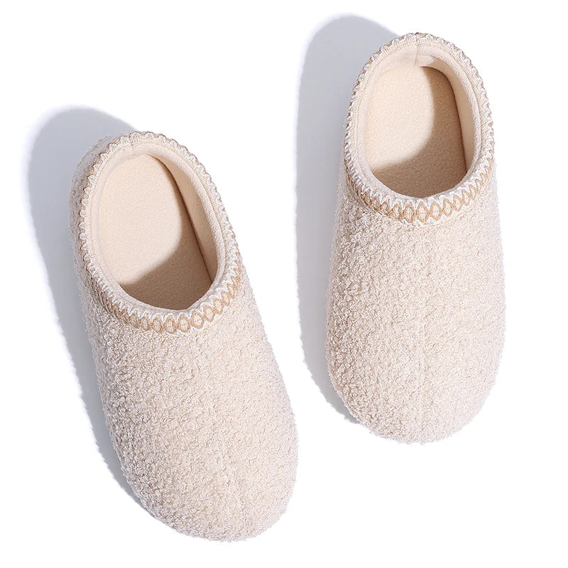 Pantoufles hivernales bouclées pour femmes, douceur et chaleur assurées pour vos pieds.