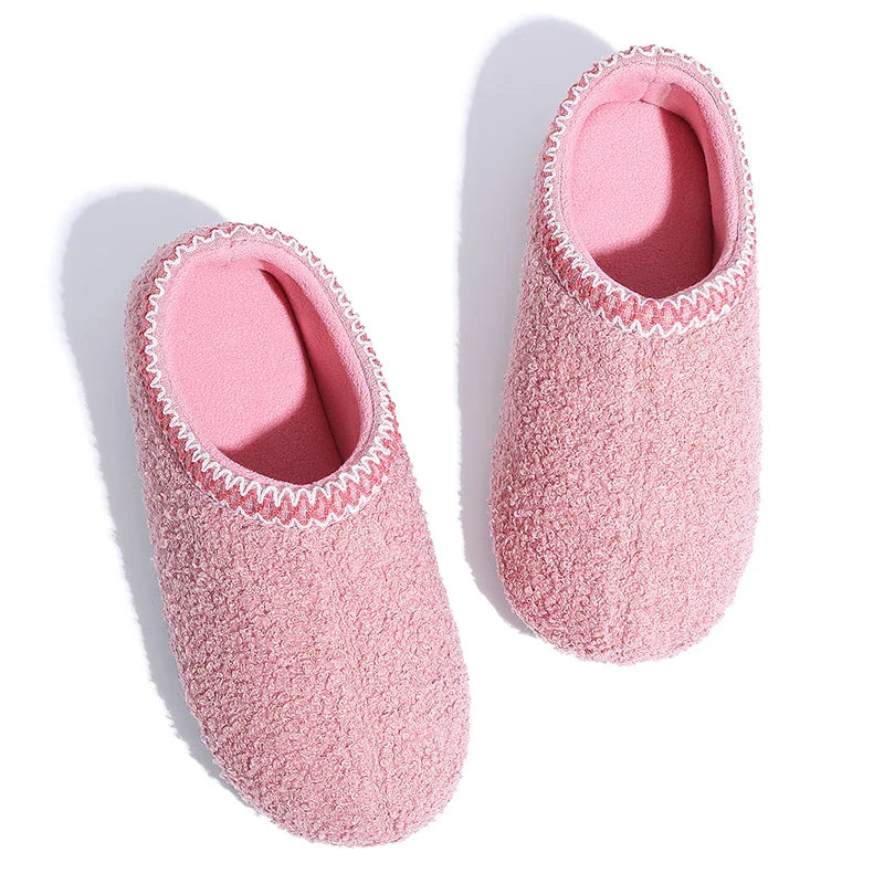 Chaussons confortables femmes, style mocassins, bouclés, parfaits pour se détendre à la maison.