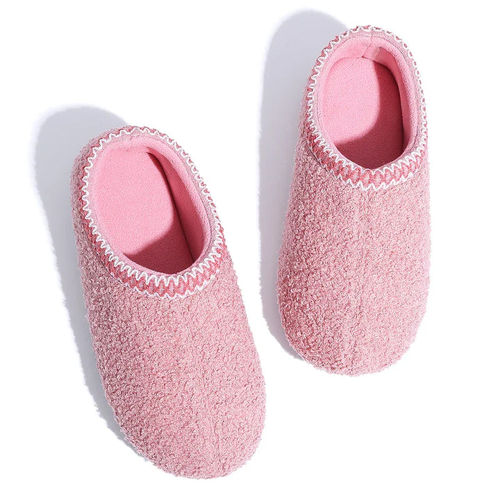 Chaussons confortables femmes, style mocassins, bouclés, parfaits pour se détendre à la maison.