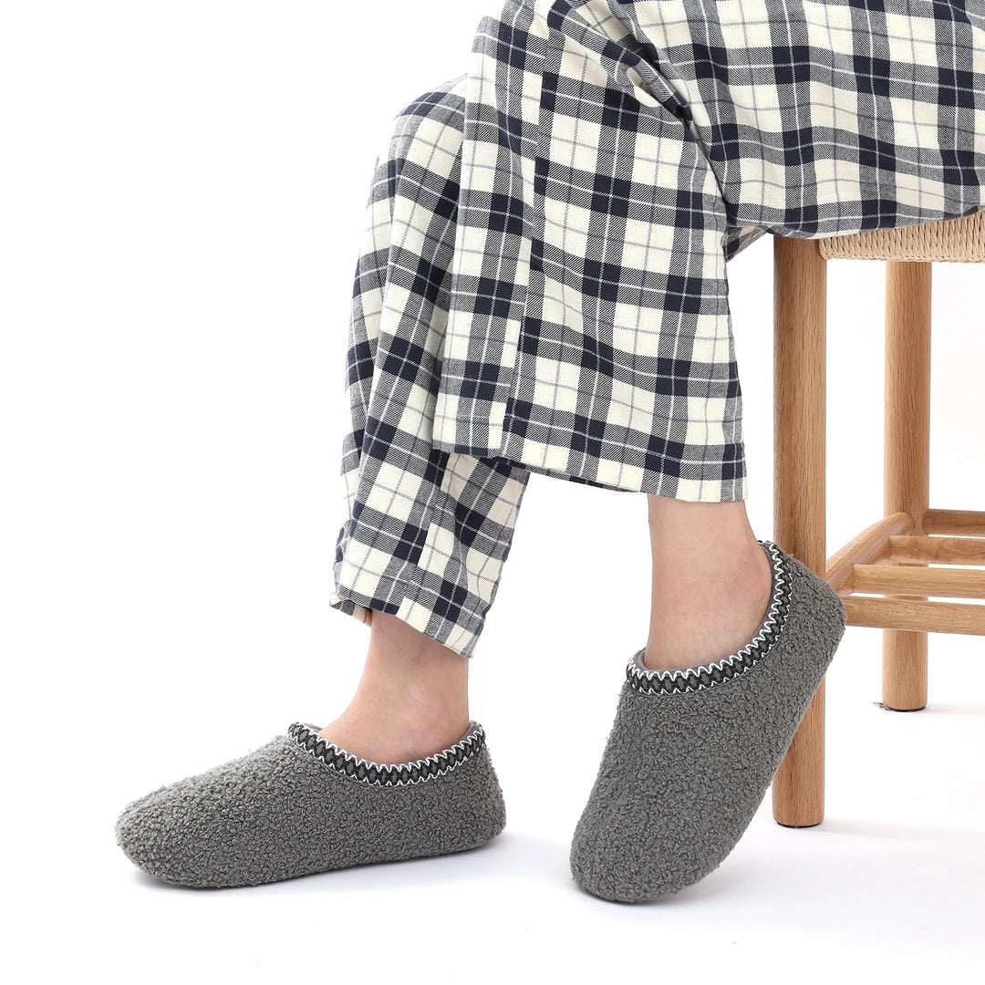 Mocassins bouclés femmes, fausse fourrure douce, antidérapants, pour un hiver confortable.