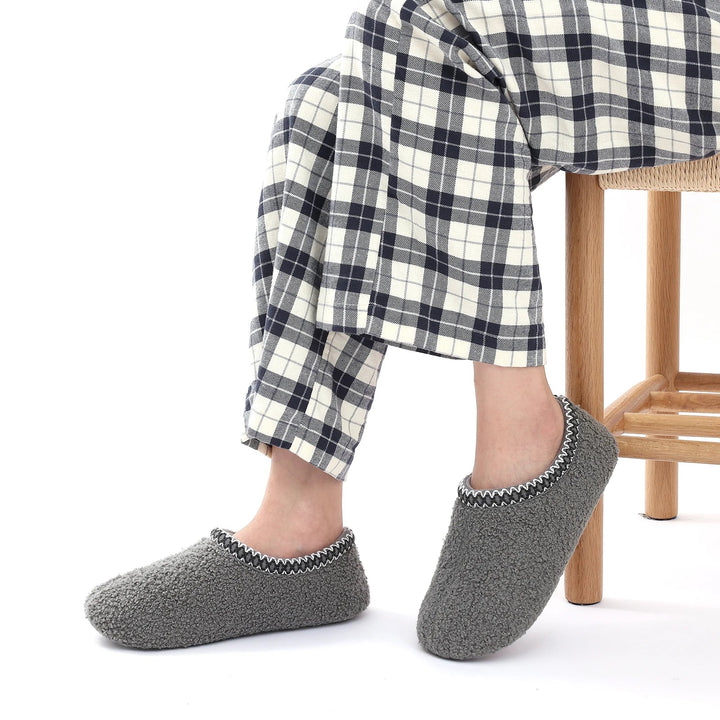 Mocassins bouclés femmes, fausse fourrure douce, antidérapants, pour un hiver confortable.