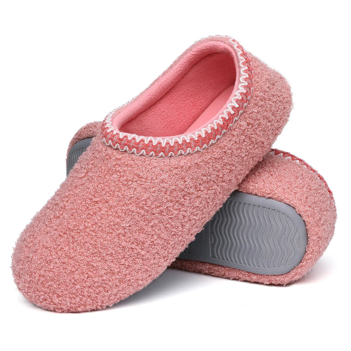 Chaussons douillets femmes, style mocassins bouclés, pour un confort maximal à la maison.