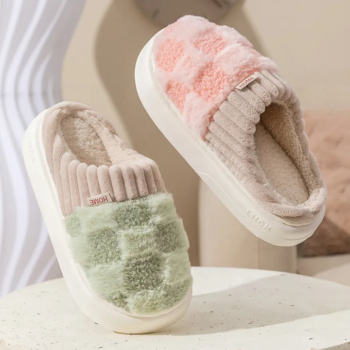 Pantoufles en coton à carreaux douillettes et confortables pour hommes et femmes, idéales pour la maison.