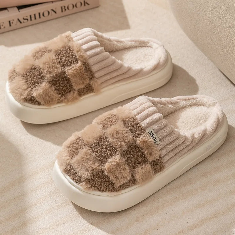 Pantoufles en coton à motif carreaux, idéales pour la détente et le bien-être, offrant un confort douillet et chaleureux.
