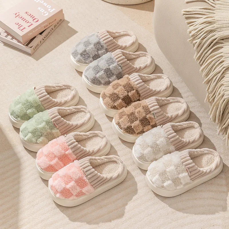 Chaussures d'intérieur unisexe en coton à carreaux, offrant chaleur et douceur pour la détente cocooning à la maison.