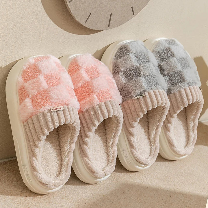 Pantoufles à carreaux classiques en coton pour un confort douillet à la maison. Design unisexe intemporel.