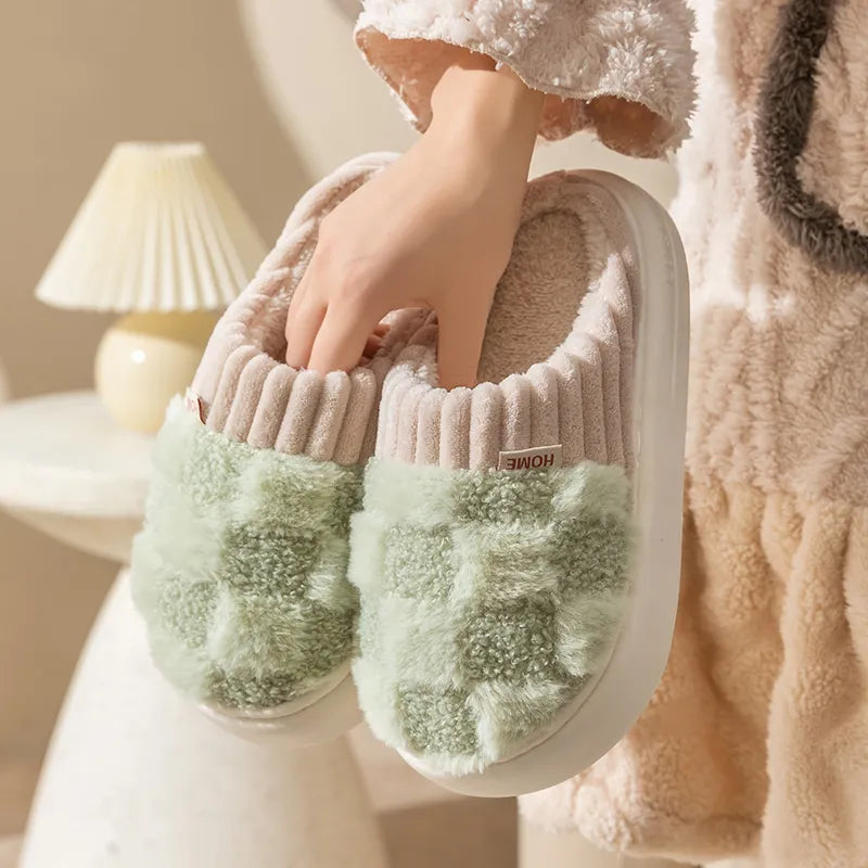 Pantoufles de maison en coton à carreaux, parfaites pour la détente et le confort douillet après une longue journée.