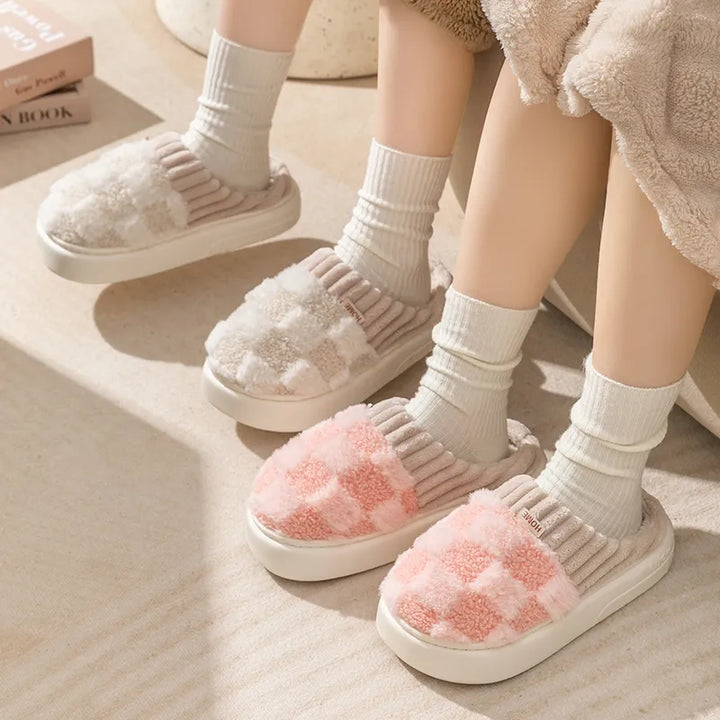 Pantoufles unisexe en coton doux avec motif à carreaux, procurant chaleur et confort pour la maison.