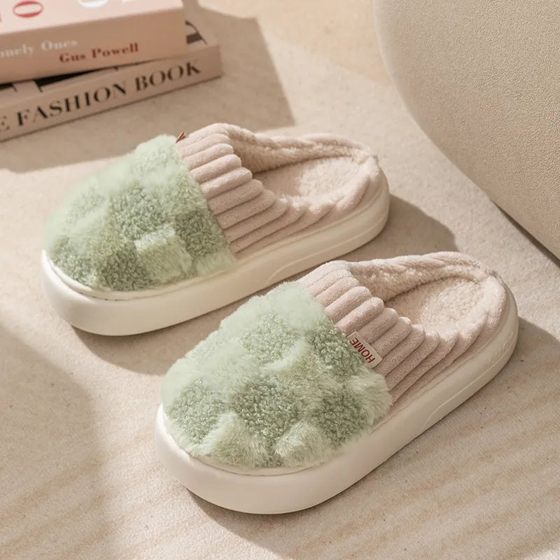 Pantoufles en coton à carreaux, offrant une douceur et un confort inégalés pour des moments cocooning à la maison.