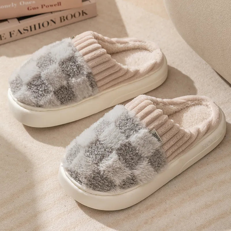 Pantoufles douillettes en coton à carreaux pour hommes et femmes, parfaites pour la chaleur et le confort à la maison.