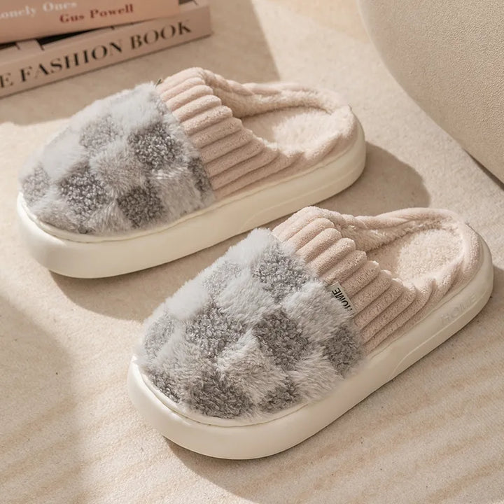 Pantoufles douillettes en coton à carreaux pour hommes et femmes, parfaites pour la chaleur et le confort à la maison.