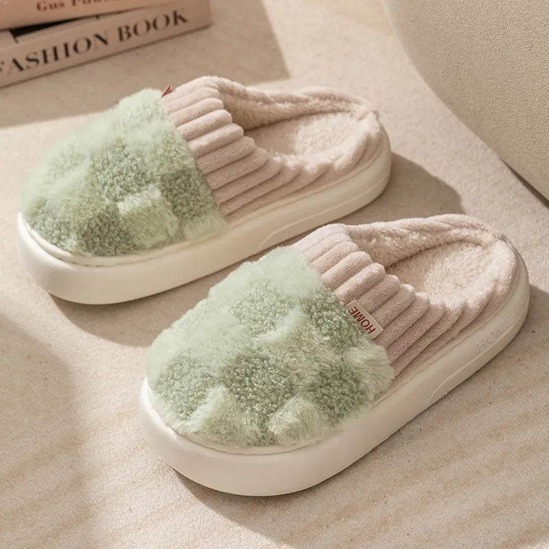 Pantoufles d'intérieur en coton à carreaux pour la détente, apportant chaleur et douceur lors des soirées cocooning.