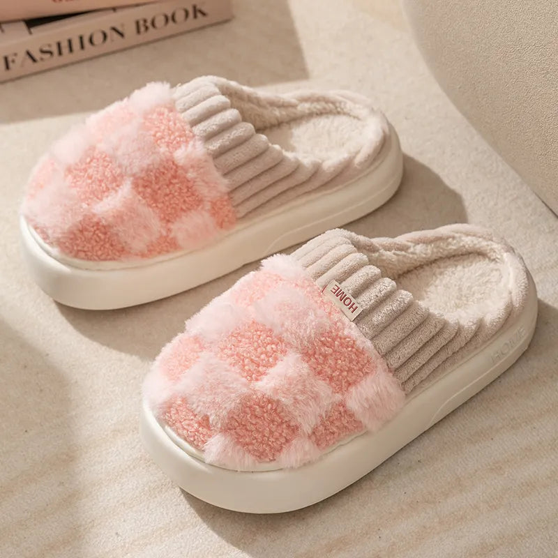 Pantoufles unisexe en coton à carreaux, synonymes de confort et de douceur pour des pieds bien au chaud à la maison.