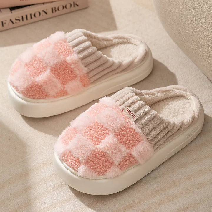 Pantoufles unisexe en coton à carreaux, synonymes de confort et de douceur pour des pieds bien au chaud à la maison.