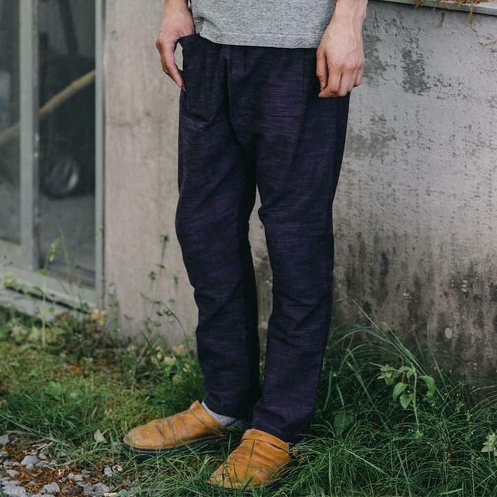 Pantoufles en cuir marron pour hommes, design ergonomique, semelle rembourrée, offrant un confort et un soutien optimal.