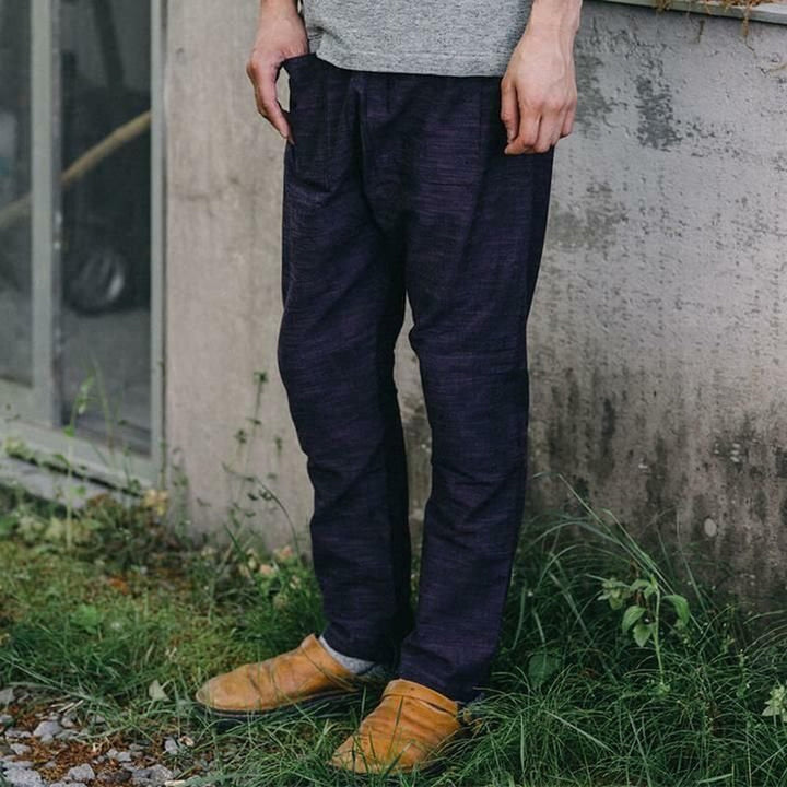 Pantoufles en cuir marron pour hommes, design ergonomique, semelle rembourrée, offrant un confort et un soutien optimal.