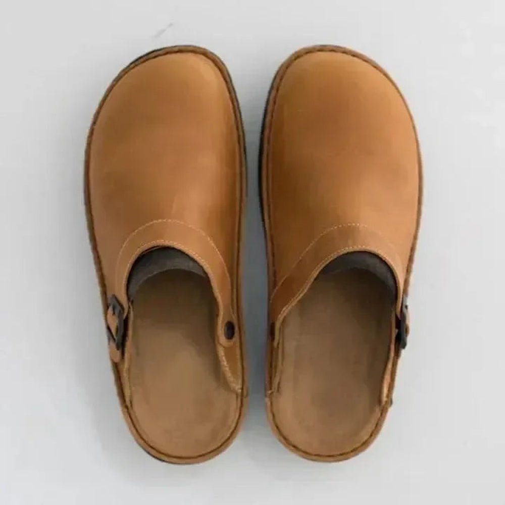 Pantoufles en cuir marron pour hommes, design ergonomique, semelle rembourrée, offrant un confort et un soutien optimal.